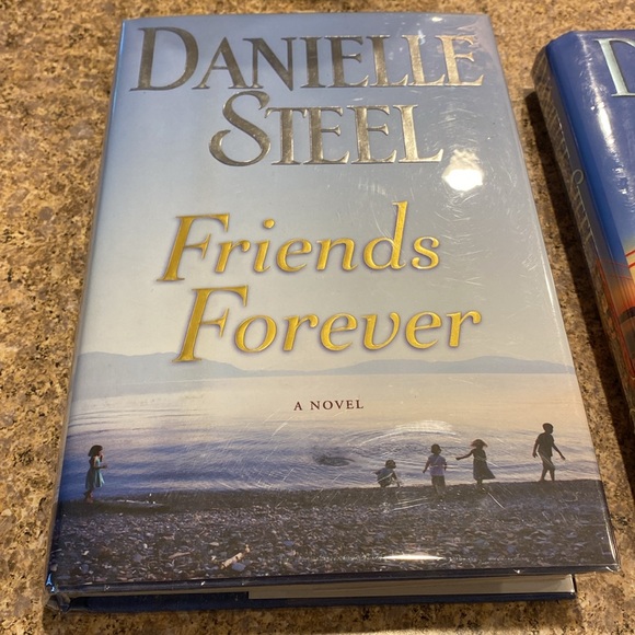 2 Danielle Steel Hardcover Books Forever Friends & Amazing Grace - Picture 4 of 17